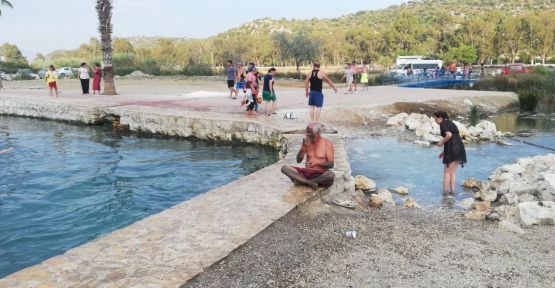Antalya’nın Demre ilçesindeki kükürtlü su havuzunda bayram tatilinde yoğunluk yaşandı