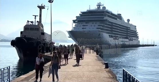 Alanya'ya "Seven Seas Explorer" ile 324 turist geldi