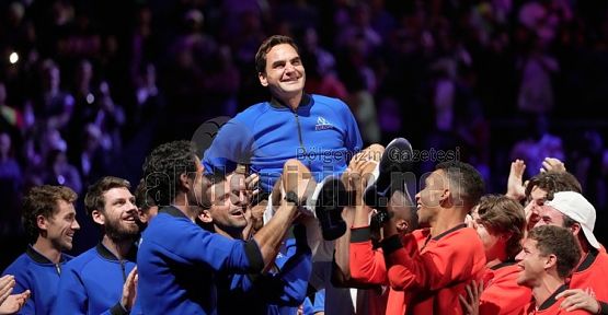 Tenisin efsanesi Federer son maçının ardından kortlara veda etti