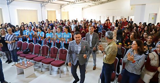 Alanya Belediye Başkanı Mesleki ve Teknik Anadolu Lisesi öğrencileri ile bir söyleşi gerçekleştirdi.