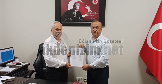 BBP Alanya ilçe başkanı Mehmet Uğur mazbatasını aldı.