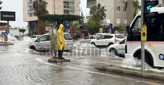 Antalya'da kuvvetli yağış ve fırtına hayatı olumsuz etkiledi.